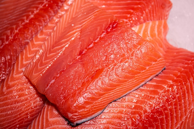 Primer plano de trucha de salmón crudo en el escaparate de una tienda de mariscos