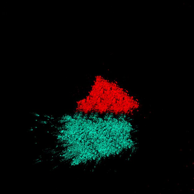 Primer plano de turquesa y polvo rojo sobre fondo negro