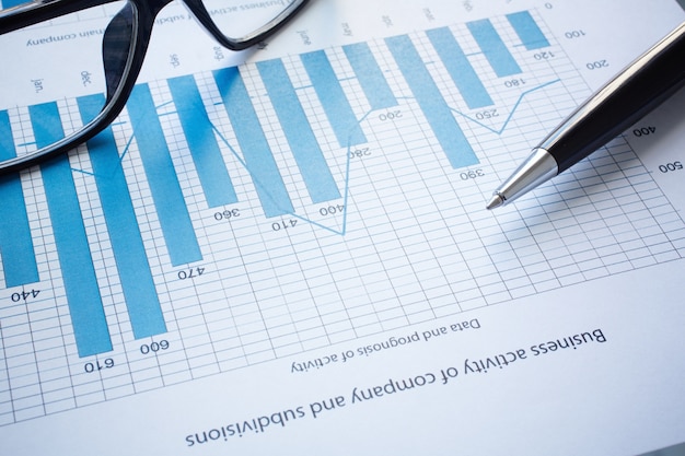 Primer plano de los últimos resultados financieros en el escritorio