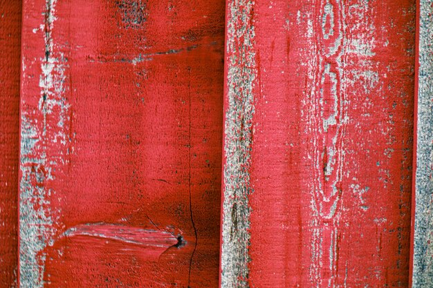 Primer plano de una valla de madera pintada de rojo