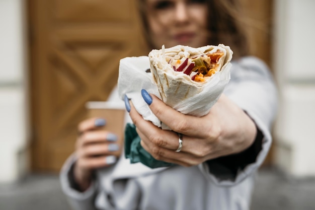 Foto gratuita primer plano, valor en cartera de mujer, kebab