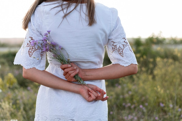 Foto gratuita primer plano, valor en cartera de mujer, ramo de flores