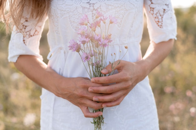 Primer plano, valor en cartera de mujer, ramo de flores