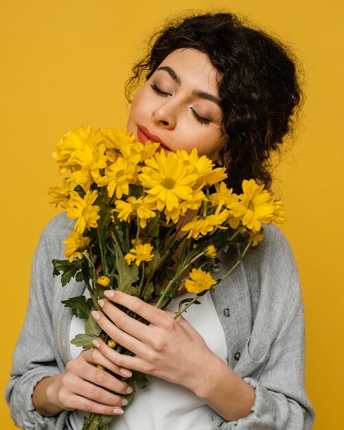 Primer plano, valor en cartera de mujer, ramo de flores