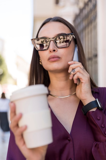 Primer plano, valor en cartera de mujer, taza café