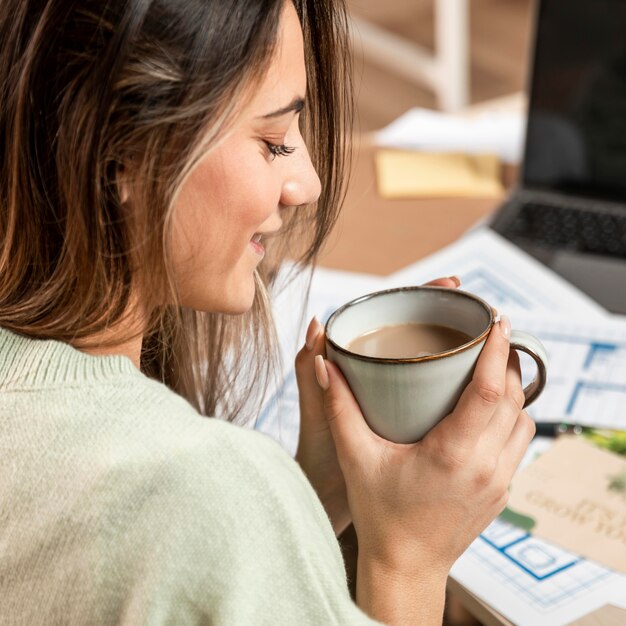 Primer plano, valor en cartera de mujer, taza café