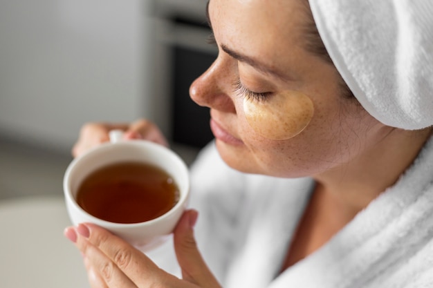 Primer plano, valor en cartera de mujer, taza de té