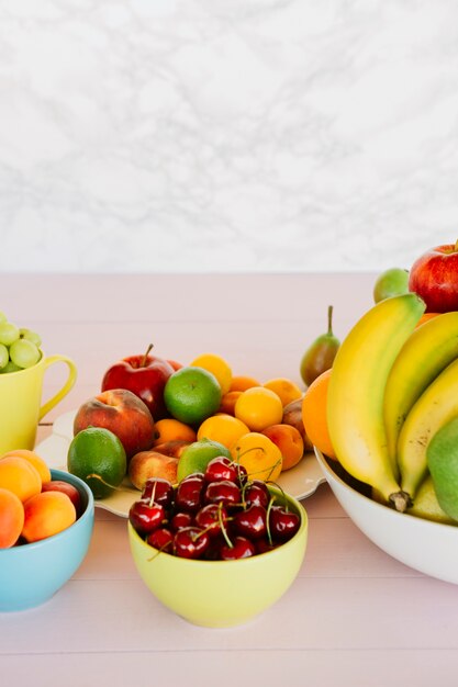 Primer plano de varias frutas saludables tropicales