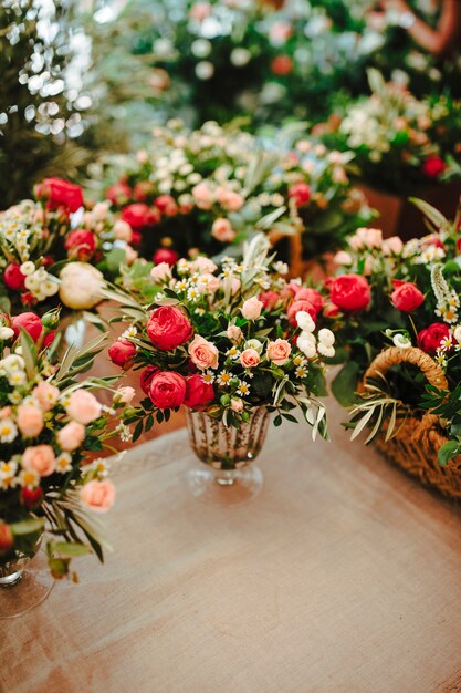 Primer plano de varias hermosas flores en florero