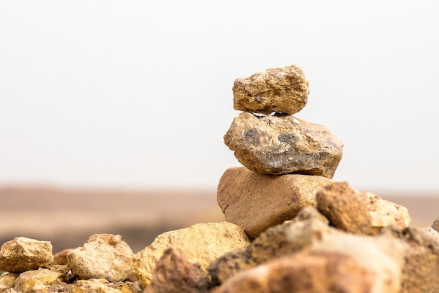 Primer plano de varias rocas en equilibrio una encima de la otra