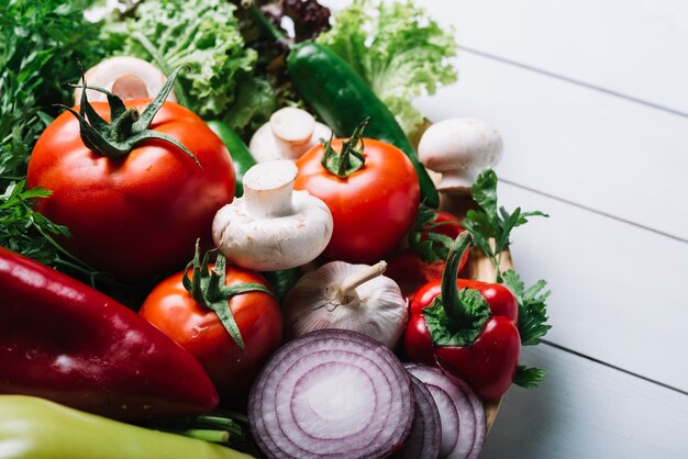 Primer plano de varias verduras en tablón de madera