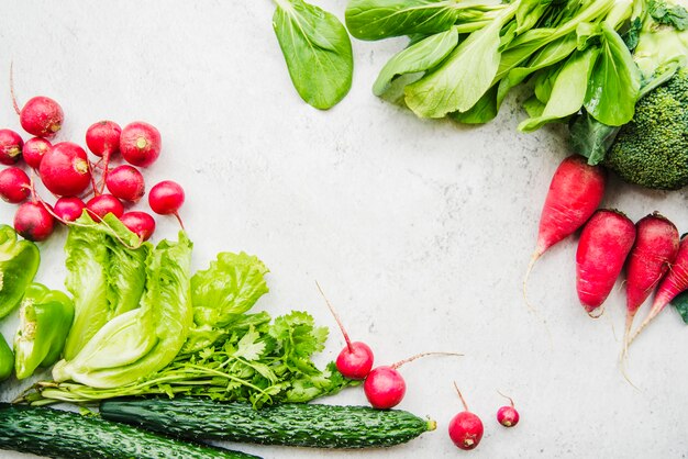 Primer plano de varios vegetales crudos sobre fondo blanco