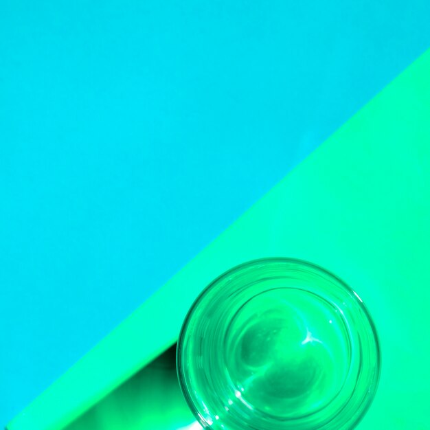 Primer plano de un vaso de agua sobre fondo dual