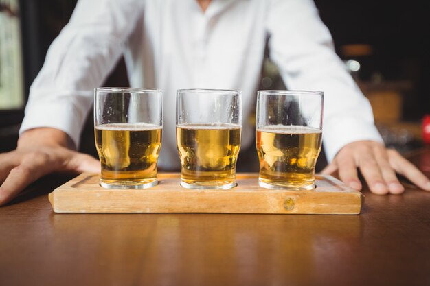 Primer plano de vasos de cerveza en la barra de bar