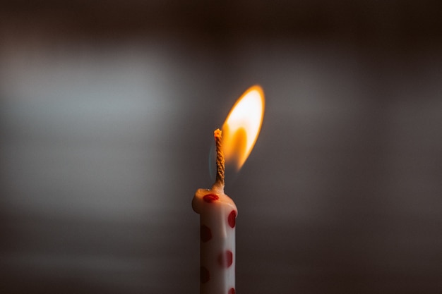 Primer plano de una vela encendida de cumpleaños