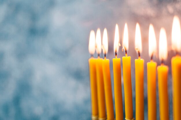 Primer plano de velas sagradas ardiendo