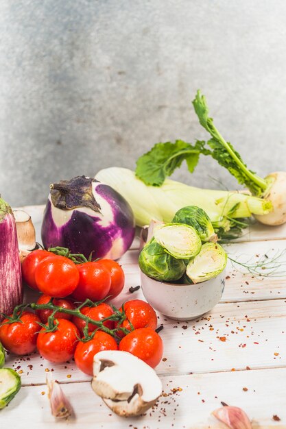 Primer plano de verduras crudas en superficie de madera