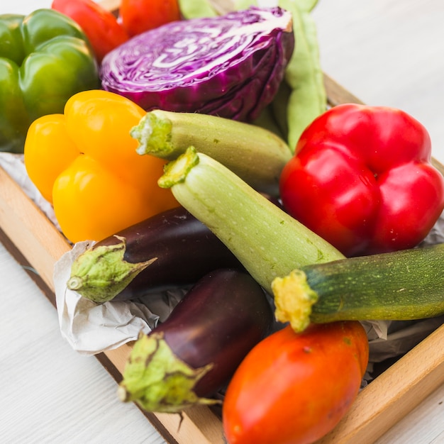 Primer plano de verduras frescas de colores