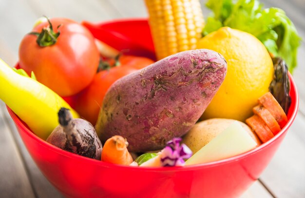 Primer plano de verduras frescas en un tazón rojo
