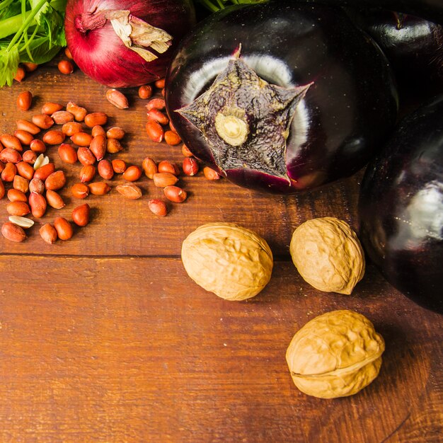 Foto gratuita primer plano de verduras y frutos secos en mesa de madera