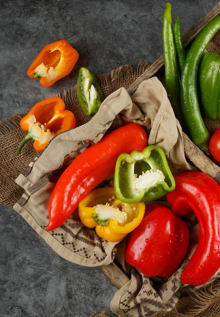 Foto gratuita un primer plano de verduras mixtas sobre una mesa