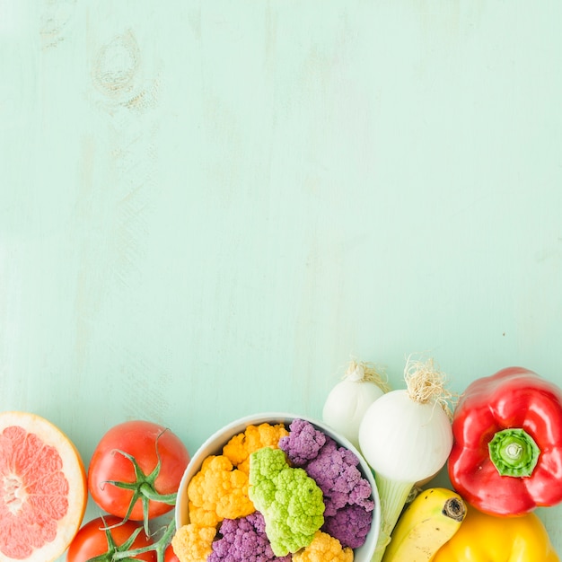 Primer plano de verduras sobre fondo con textura