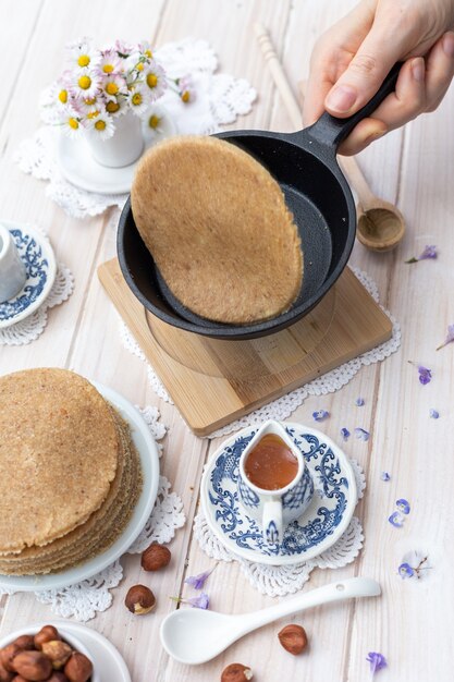 Primer plano vertical de alto ángulo de panqueques veganos crudos en un diseño de mesa estética