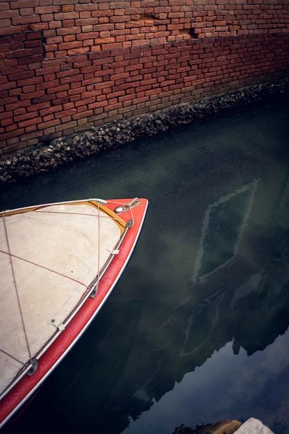 Primer plano vertical de un barco en el Gran Canal de Venecia, Italia