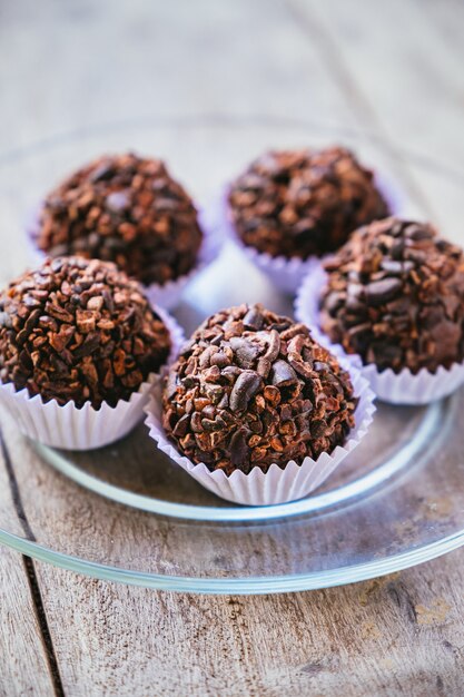 Primer plano vertical de cupcakes de chocolate en una placa