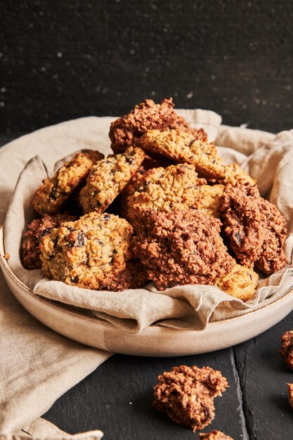 Primer plano vertical de deliciosas galletas de avena caseras en un plato