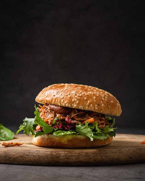 Primer plano vertical de un delicioso sándwich en una tabla de cortar