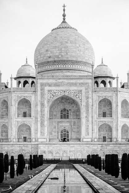 Primer plano vertical en escala de grises del edificio Taj Mahal en Agra, India