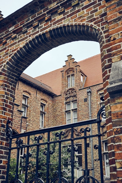 Foto gratuita primer plano vertical de la famosa iglesia de nuestra señora de brujas en brujas bélgica