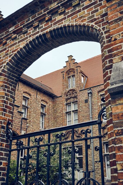 Primer plano vertical de la famosa iglesia de Nuestra Señora de Brujas en Brujas Bélgica