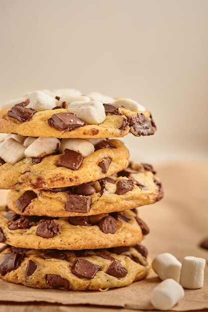 Primer plano vertical de galletas con trocitos de chocolate con malvaviscos.