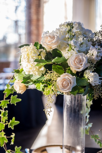 Primer plano vertical de un hermoso ramo de novia con hermosas rosas blancas
