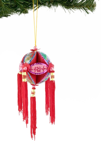 Primer plano vertical de un juguete de Navidad con adornos chinos aislado
