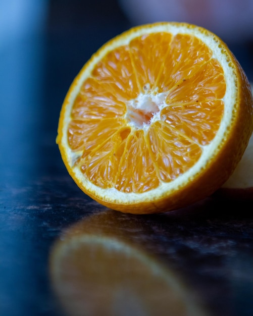 Primer plano vertical de la naranja en rodajas