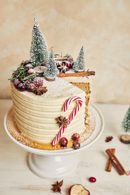Primer plano vertical de un pastel de navidad faltando una rebanada