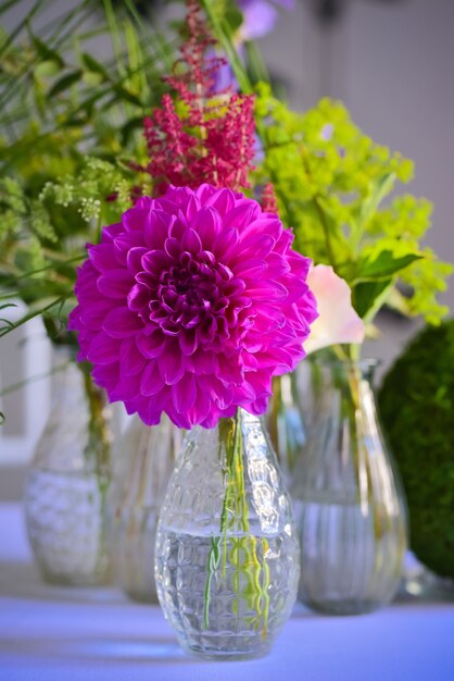 Primer plano vertical de un pequeño jarrón con hermosa flor de hortensia púrpura