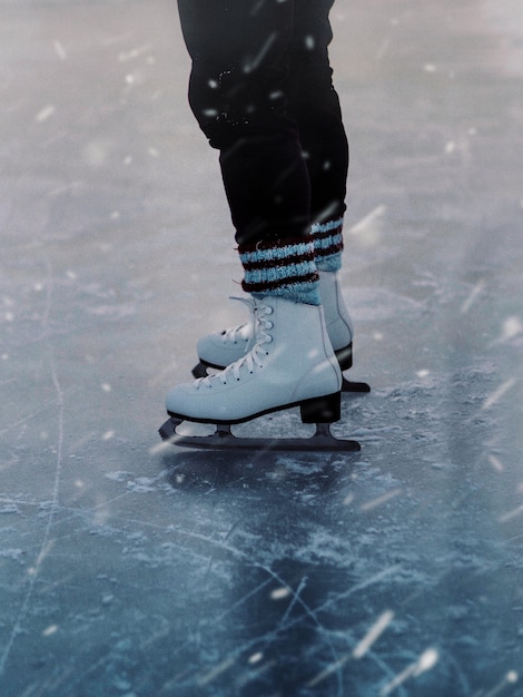 Foto gratuita primer plano vertical de una persona en patines blancos sobre el hielo durante las nevadas