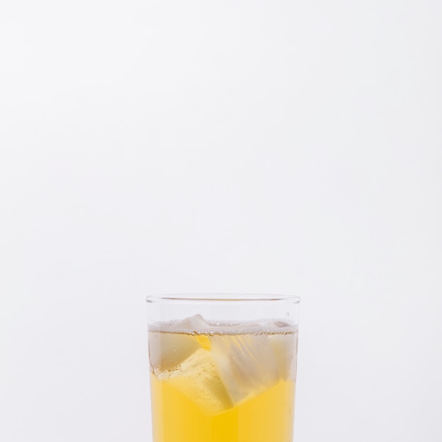 Primer plano de vidrio con bebida y cubitos de hielo