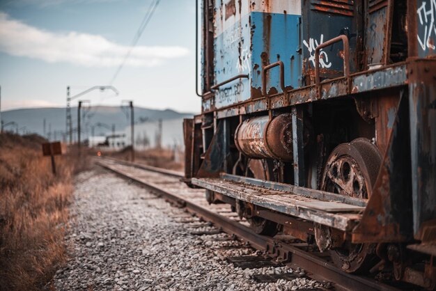 Primer plano de una vieja locomotora de vapor oxidada