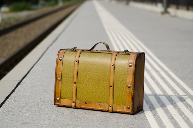 Foto gratuita primer plano de una vieja maleta marrón en la estación de ferrocarril en suiza