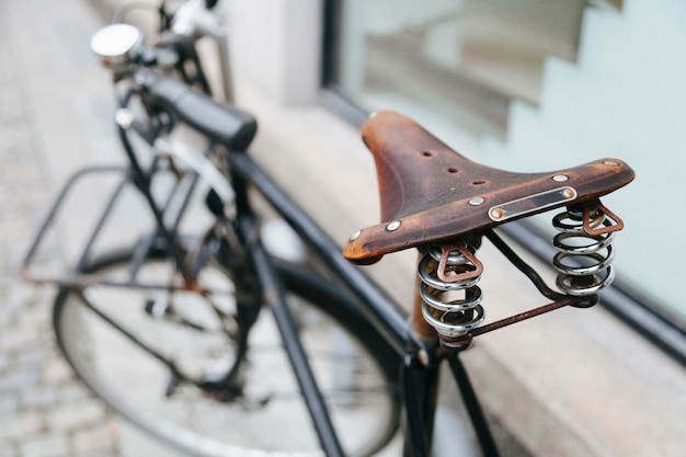 Primer plano del viejo asiento de bicicleta vintage