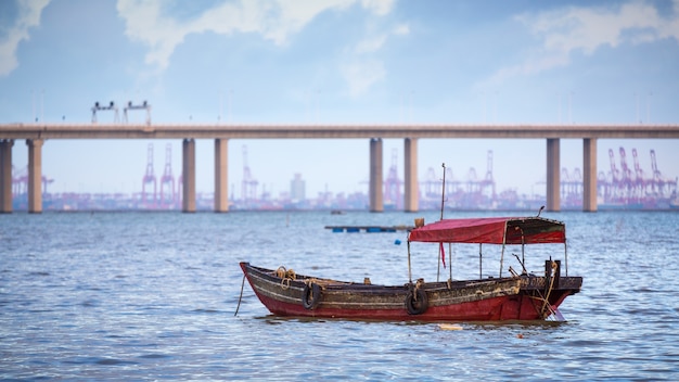 Primer plano de un viejo barco en Yuen Long