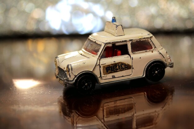 Primer plano de un viejo juguete de coche de policía mini