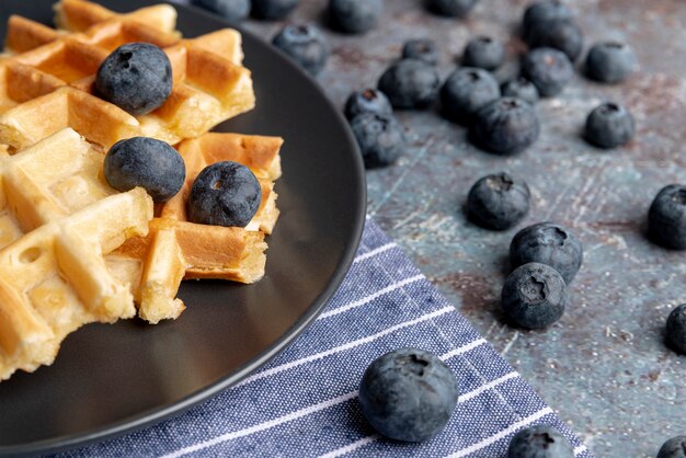 Primer plano de waffle en placa con arándanos