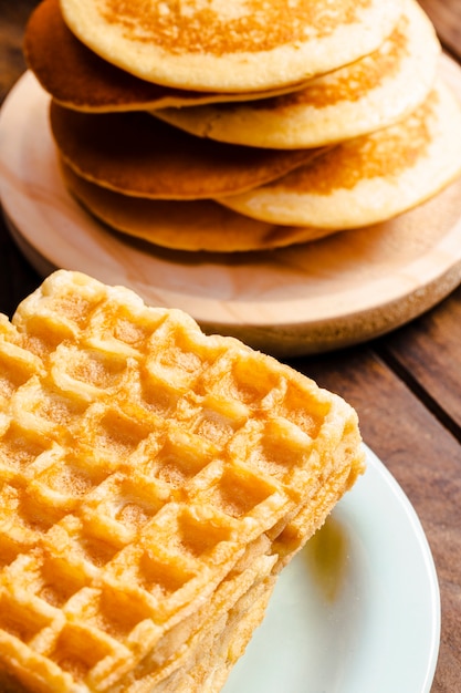 Primer plano de waffles y panqueques de alto ángulo