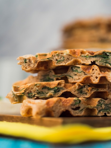 Primer plano de waffles picantes en tablero de madera